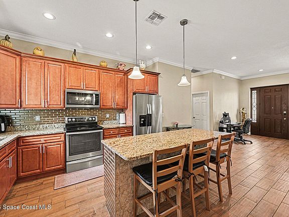 4th image of 700 Cleaves St SE