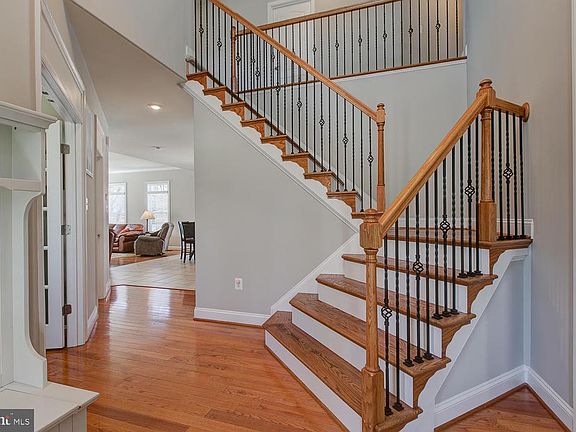 3rd image of 2 Bainbridge Ct