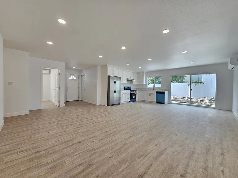 1038 Adel Ave — Photo 3
