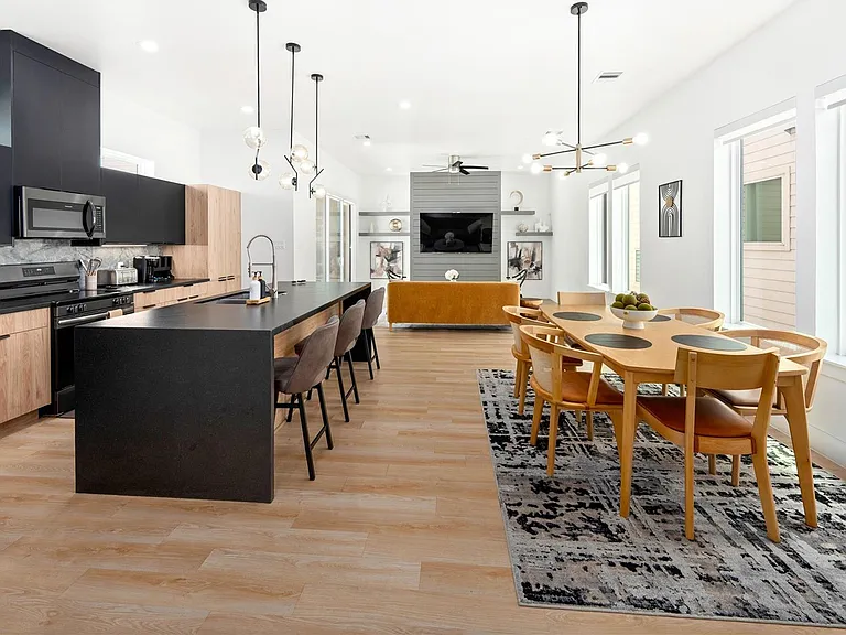 3008 Delano St — Photo 4