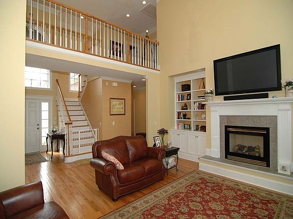 4th image of 5009 Crown Point Ln