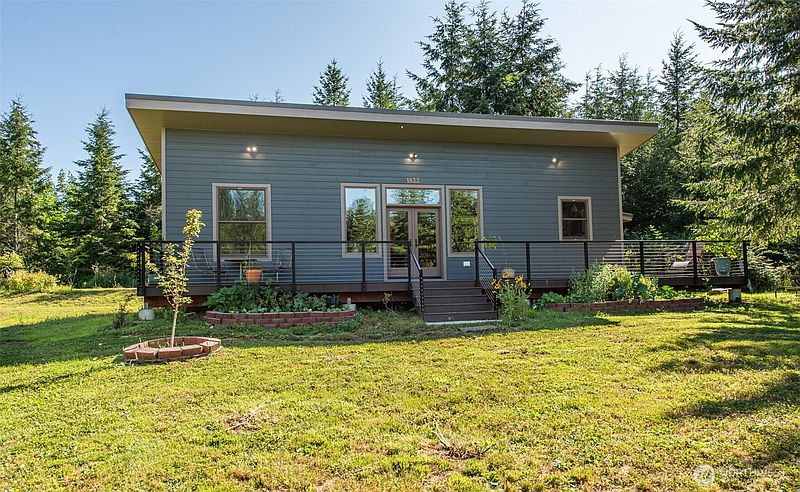 3rd image of 1833 Eaglemount Road