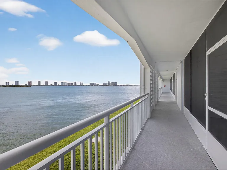 100 Shore Ct #208 — Photo 7