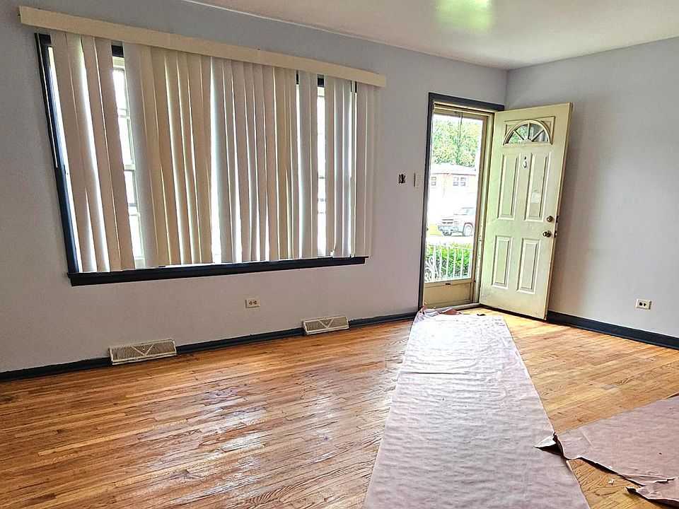 2nd image of 27 W 155th Pl