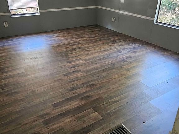 3rd image of 827 Fountain Cir
