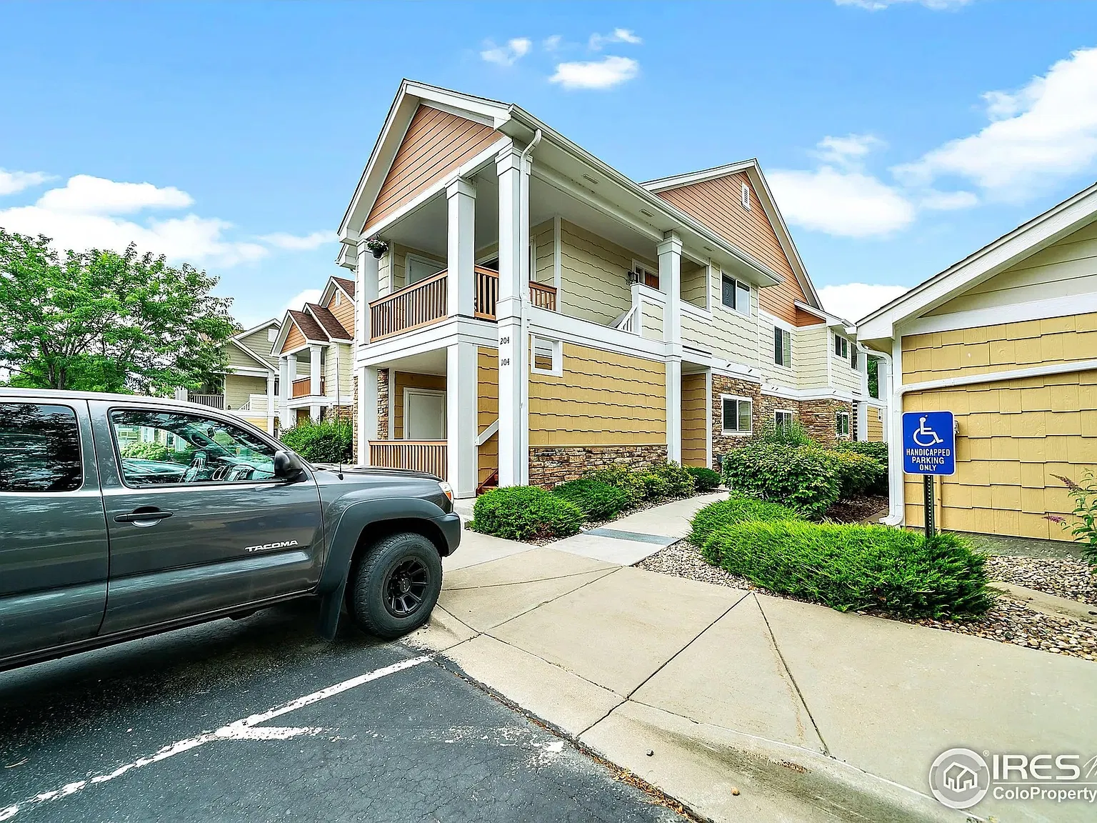 2 bed, 1070 sqft, $2,000 — Photo 2