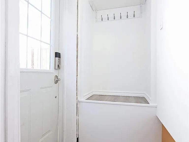 15 Denison Rd W — Photo 3