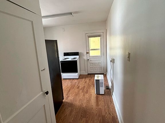 4th image of 209 1/2 Maple St