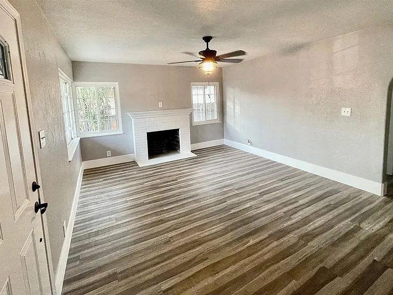 1135 E Saginaw Way — Photo 3