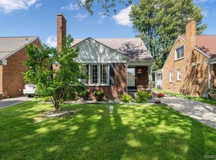 19983 Lochmoor St, Harper Woods, MI 48225