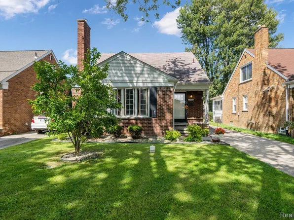 19983 Lochmoor St, Harper Woods, MI 48225