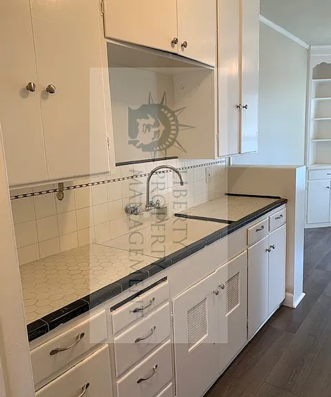 317 W Locust St — Photo 4