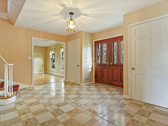 5th image of 523 Lake Shore Dr N