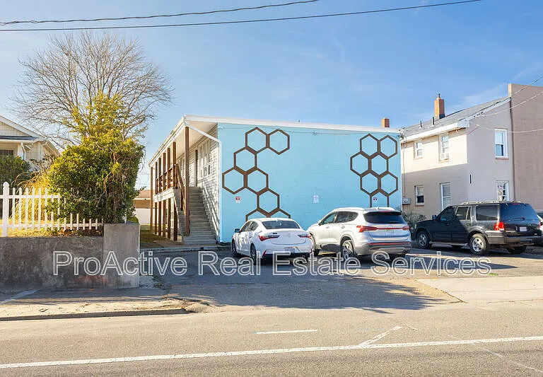 2065 E Ocean View Ave — Photo 2