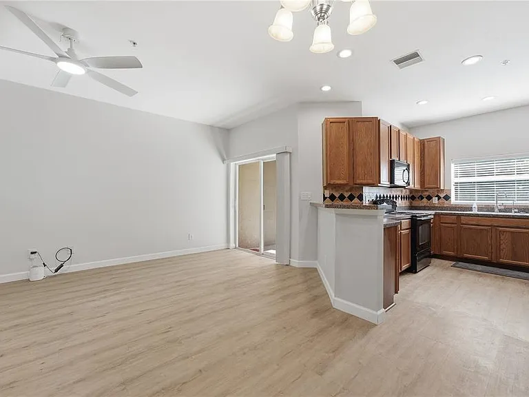 1346 Grantham Dr — Photo 11