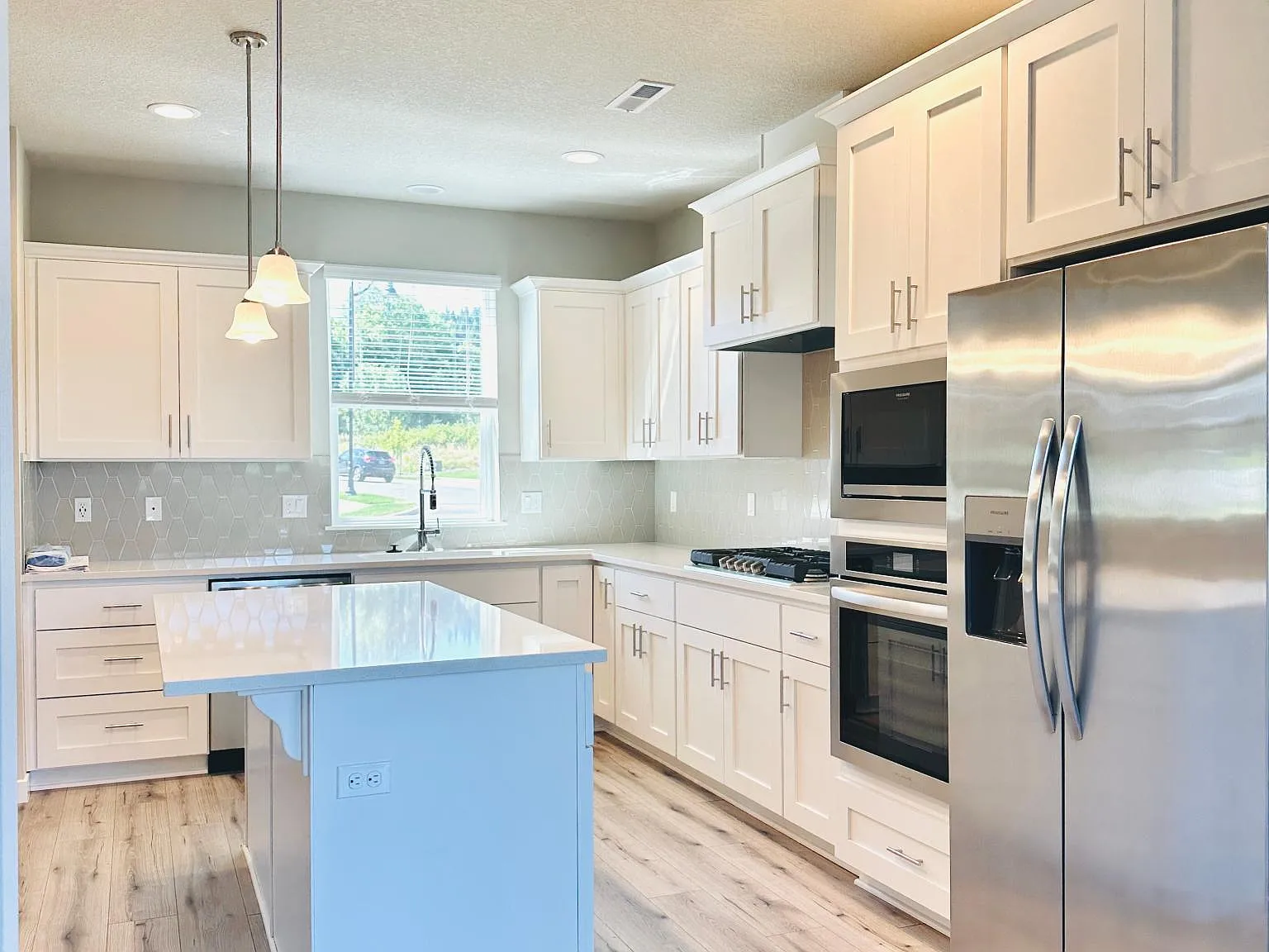 16736 SE Silver Creek Falls Dr — Photo 2