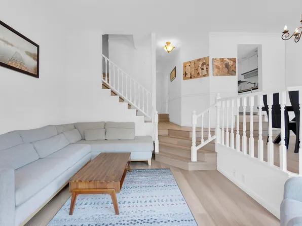 216 E 6th St #108, North Vancouver, BC V7L 1P5