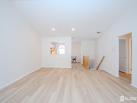 5th image of 32 Tanglewood Ct