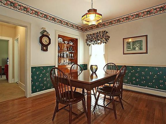 3rd image of 219 Crocus Ave