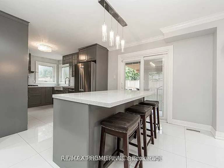 376 Kelly Cres #MAIN — Photo 10