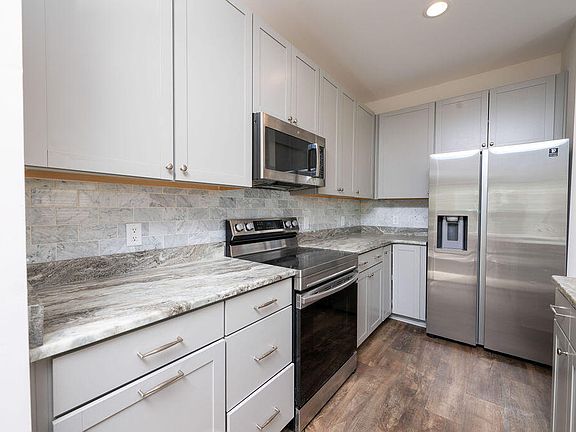 5th image of 1026 Abbott St