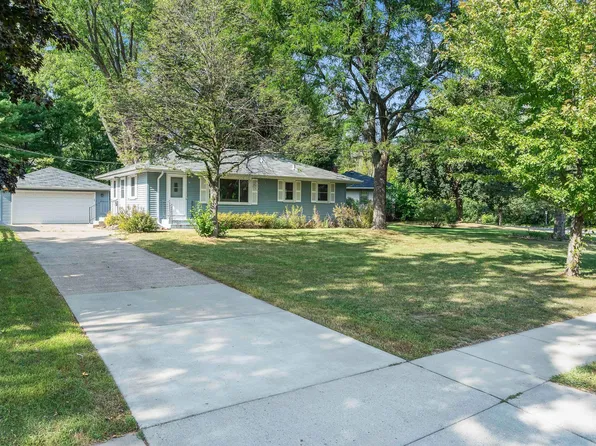 821 Sterling St N, Maplewood, MN 55119