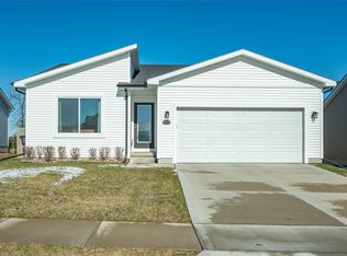 2412 Whispering Ridge Dr, Des Moines, IA 50320