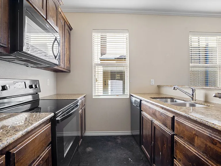 College Ave Apartments — Photo 41