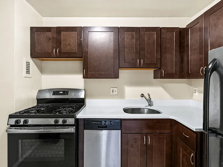 Park East Apartments — Photo 35