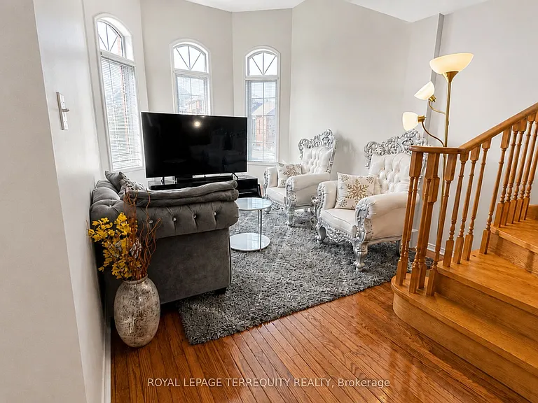1215 Wadebridge Cres #UPPER — Photo 2