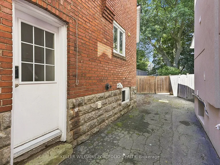 222 Hillsdale Ave E — Photo 50