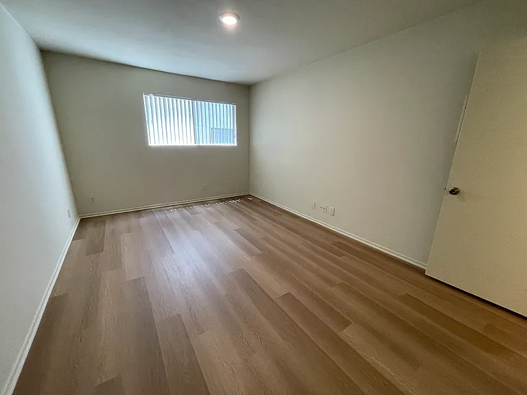 11748 Courtleigh Dr — Photo 18