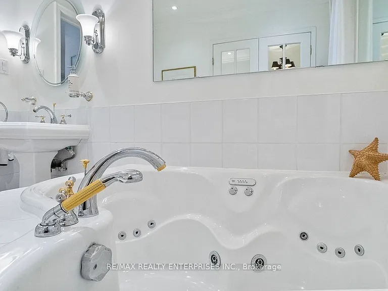 1373 Queen Victoria Ave — Photo 26