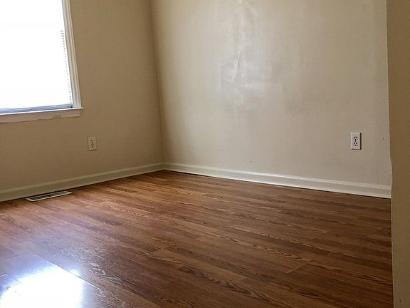 5th image of 402 S 10th St