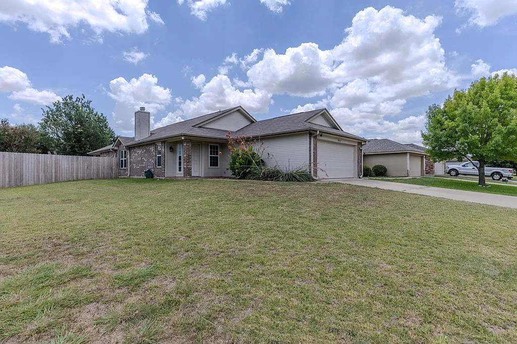 3 bed, 2.0 bath, 1738 sqft, $1,725 — Photo 3