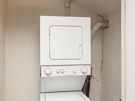 3rd image of 1057 W Cornelia Ave #2F