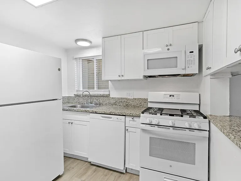 520 Solano St — Photo 8