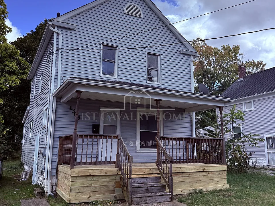 1305 Curtis St