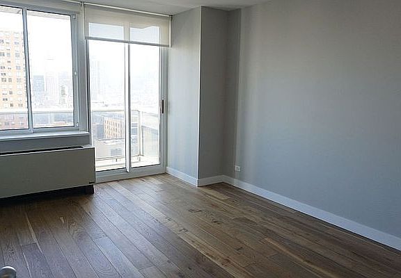 4th image of 560 W 43rd St APT 21k