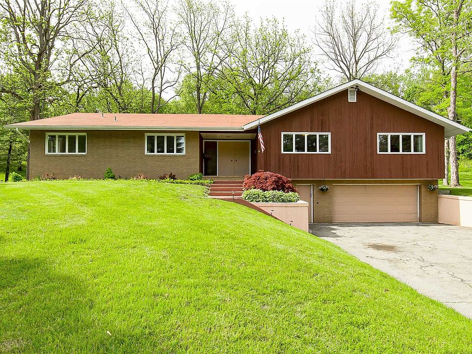 1st image of 19 Carriage Hill Ln