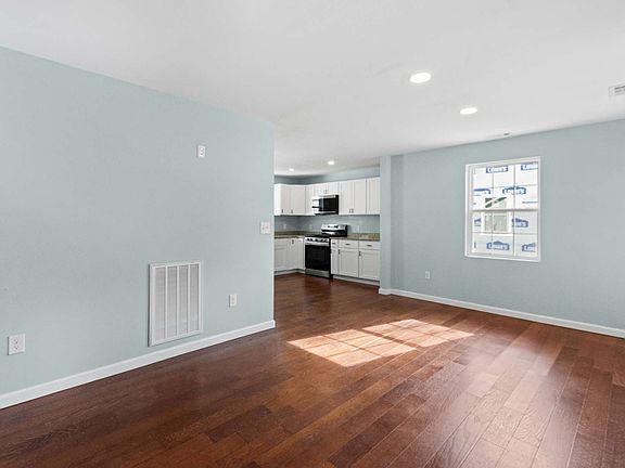 5th image of 328 Whitner St