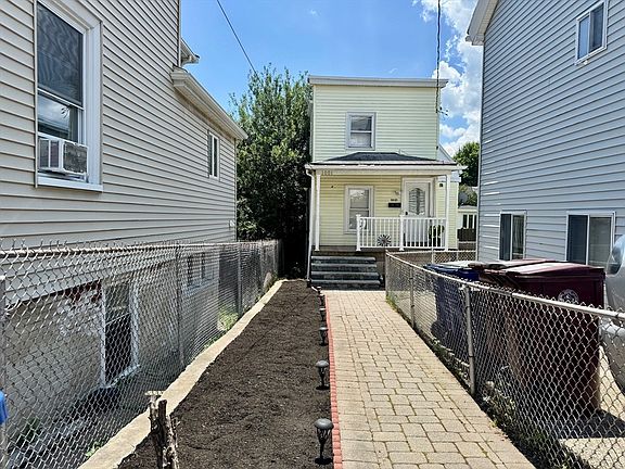 2nd image of 1001 Winthrop Ave