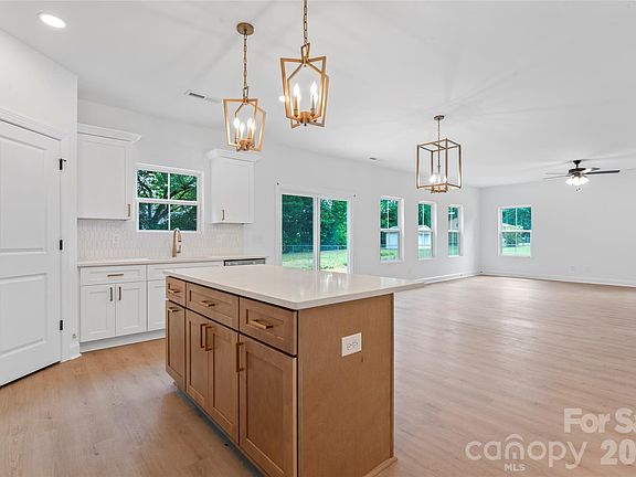 5th image of 802 Patricia Ave