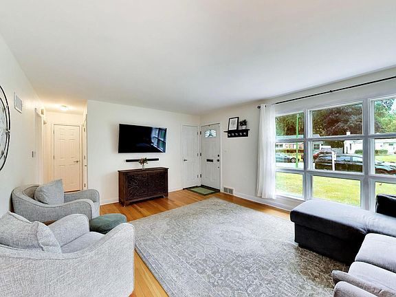 4th image of 5816 W Greenleaf Ave