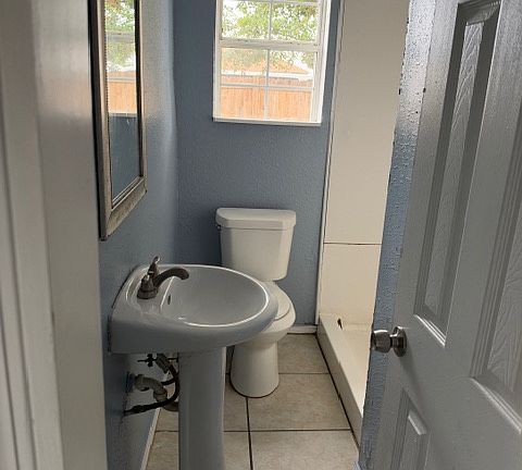 4th image of 511 E 13th St