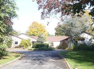 11 Garner Ln, Bay Shore, NY 11706