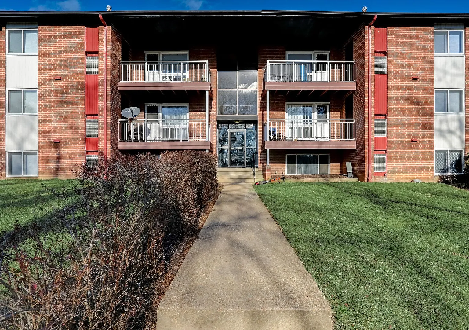 Hillsdale Manor Apartments — Photo 1