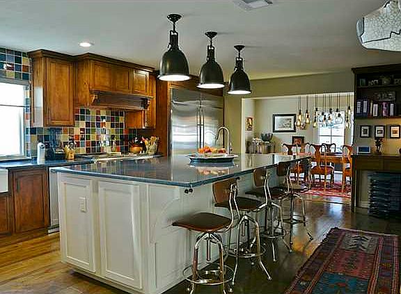 5th image of 823 Lakeshore Dr