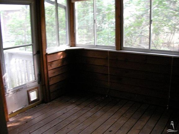 3rd image of 511 Woods Court SW