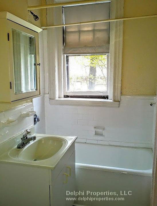 2nd image of 5 Lothian Rd APT 35